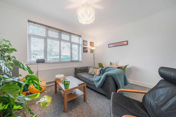 2 Bedroom Flat For Sale In Balham High Road, Tooting Bec, London, SW17