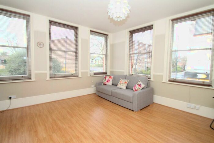 2 Bedroom Flat To Rent In Green Lanes, Palmers Green, N13