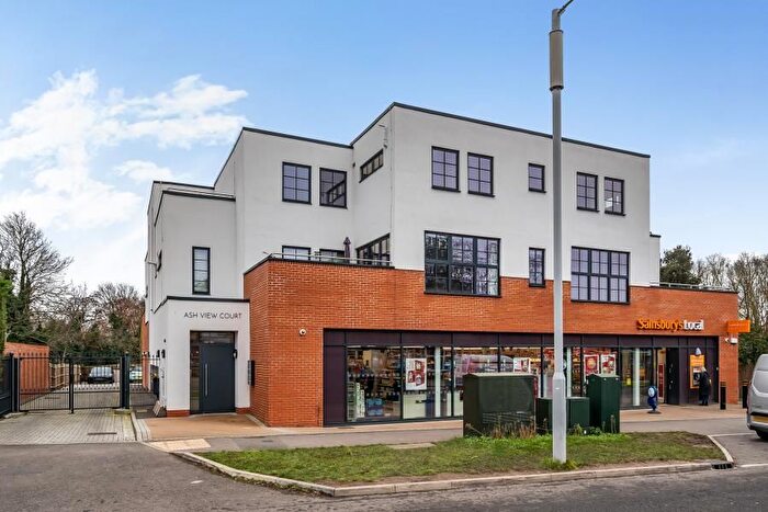 3 Bedroom Flat To Rent In Raeburn Avenue, Berrylands, Surbiton, KT5