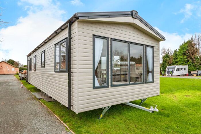 2 Bedroom Park Home For Sale In Lincoln Road, Tuxford, Newark, NG22