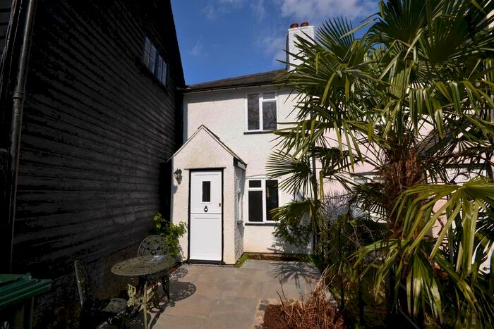 2 Bedroom Cottage To Rent In Appletree Dell, Dog Kennel Lane Chorleywood, Rickmansworth, WD3