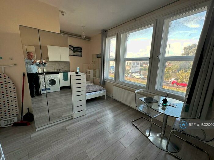 Studio To Rent In Bowes Road, London, N11