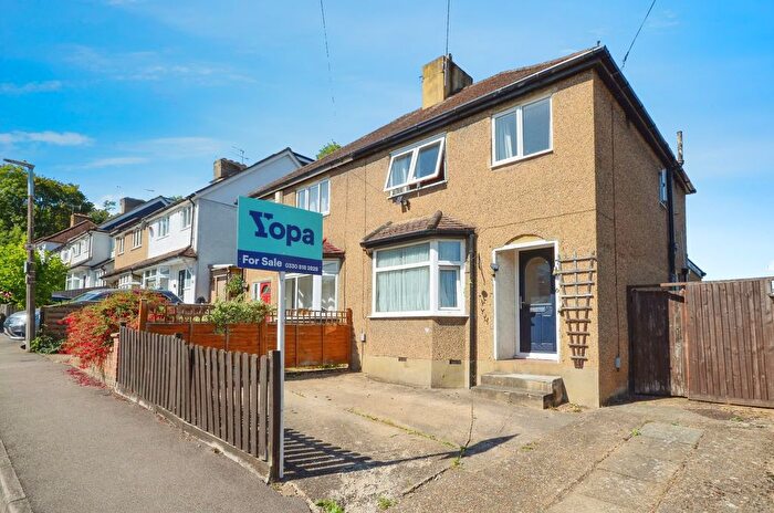 3 Bedroom Semi-Detached House For Sale In Stratford Way, Hemel Hempstead, HP3