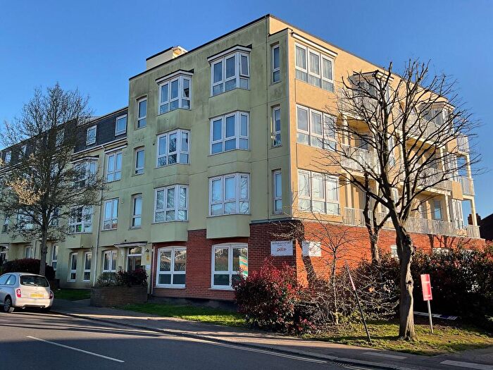 2 Bedroom Flat For Sale In Burleigh Court, Station Road, Westcliff-on-Sea, SS0