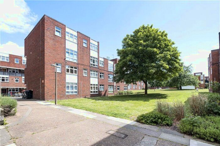 2 Bedroom Flat To Rent In Woking Close, Putney, SW15