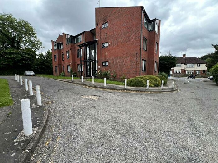 Studio To Rent In Canberra Close, London, NW4