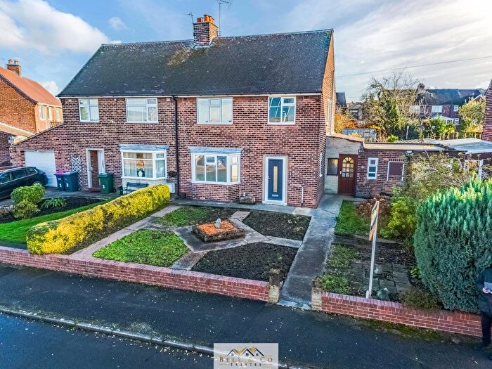 3 Bedroom Semi-Detached House For Sale In De Sutton Place, Harthill, Sheffield, S26