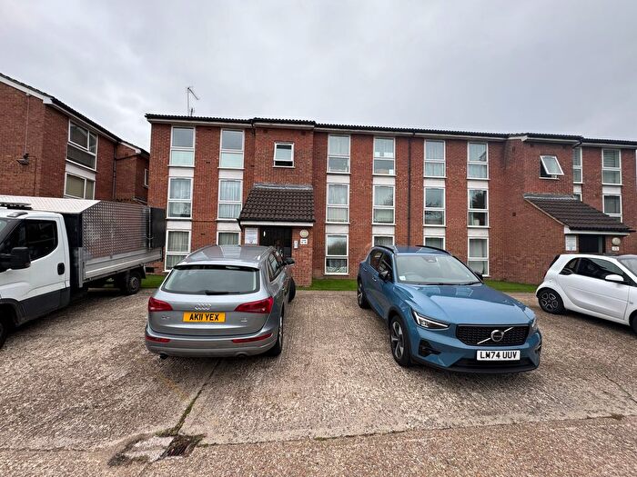 2 Bedroom Flat To Rent In Poplar Grove, London, N11