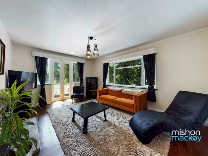 2 Bedroom Flat To Rent In Eaton Gardens, Hove, BN3