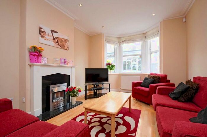 4 Bedroom Terraced House To Rent In Chestnut Grove, London, SW12
