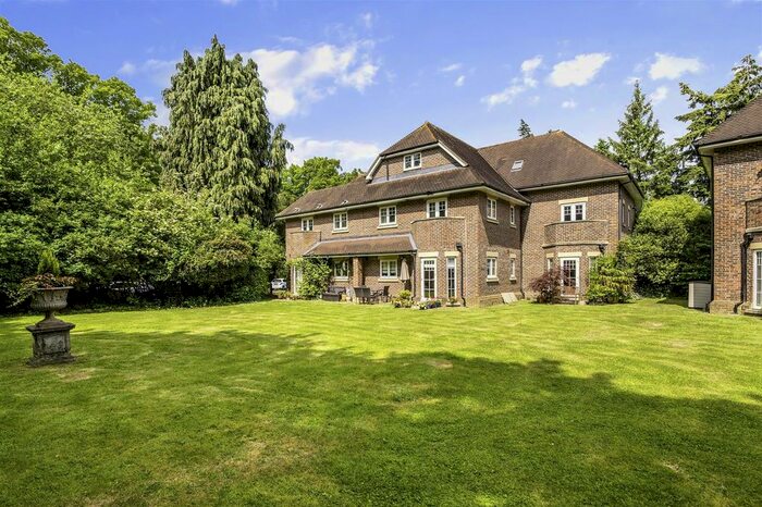 3 Bedroom Flat For Sale In Babylon Lane, Lower Kingswood, Tadworth, KT20