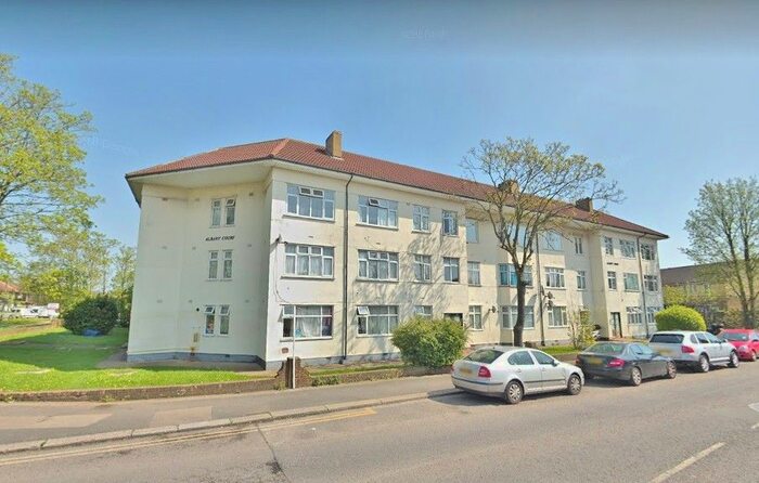 3 Bedroom Flat To Rent In Blundell Road, Edgware, Middlesex, HA8