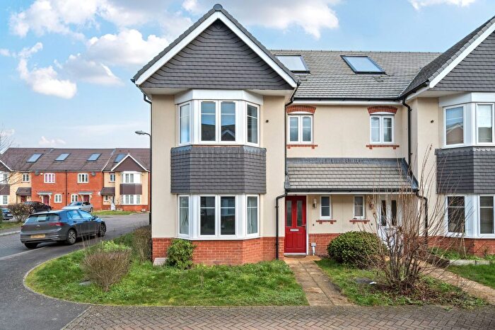 3 Bedroom Semi-Detached House For Sale In Oxlade Drive, Langley, Berkshire, SL3