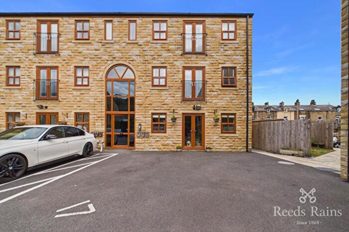 2 Bedroom Apartment For Sale In Mill Bank Close, Todmorden, OL14