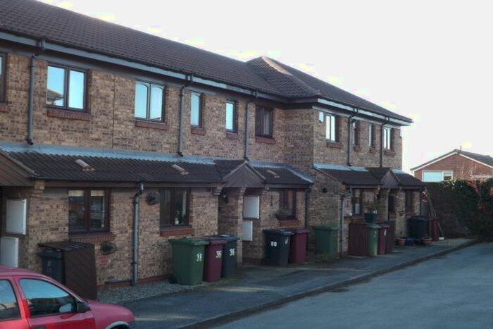 2 Bedroom Town House To Rent In Derwent Close, Dronfield, S18