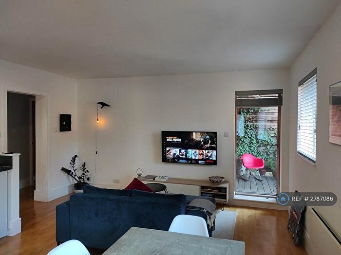 1 Bedroom Flat To Rent In Lockes Yard, Manchester, M1