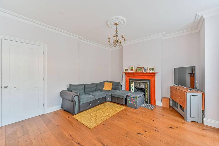 1 Bedroom Flat To Rent In Heyford Avenue, Oval, SW8