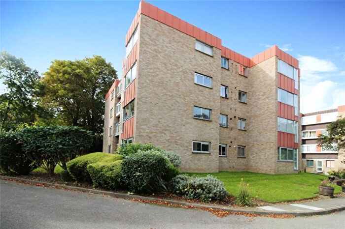 2 Bedroom Flat For Sale In White Lodge Close, Sutton, SM2