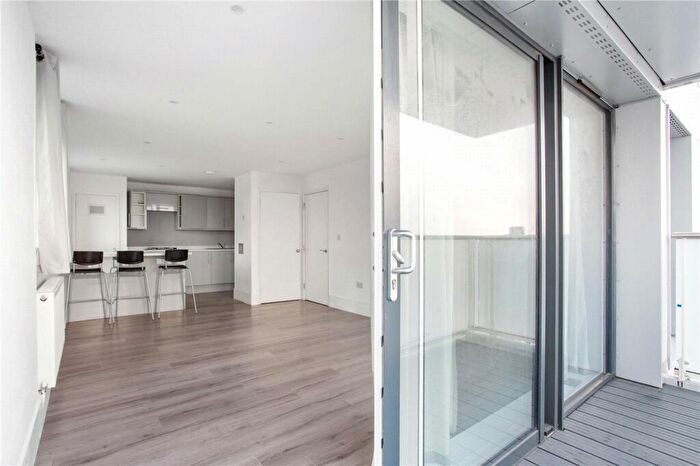 3 Bedroom Apartment To Rent In Denning Point, Commercial Street, London, E1