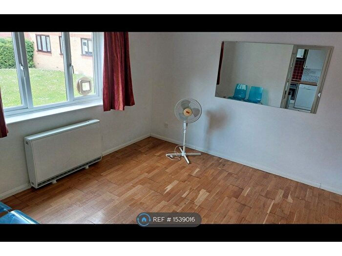 2 Bedroom Flat To Rent In Blackdown Close, East Finchley, N2