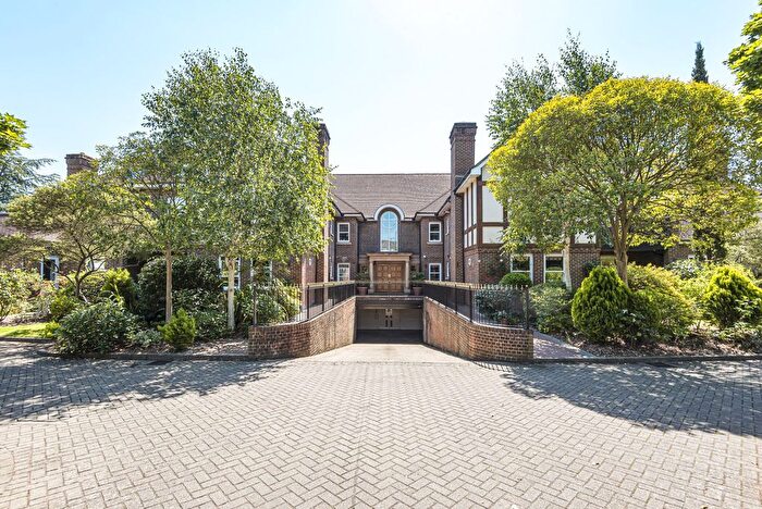 2 Bedroom Flat To Rent In Oatlands Drive, Weybridge, KT13