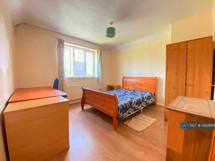 4 Bedroom Semi-Detached House To Rent In Southway, Guildford, GU2