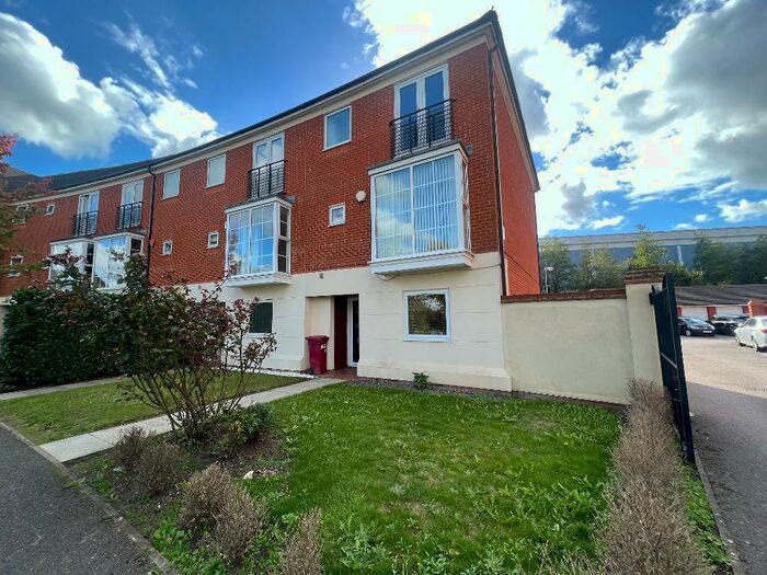 5 Bedroom Town House To Rent In Grasholm Way, Langley, SL3