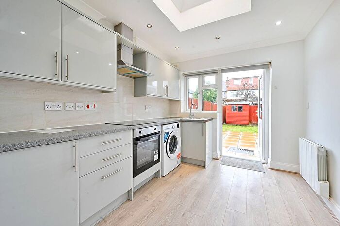 1 Bedroom Flat To Rent In Court Way, Acton, London, W3