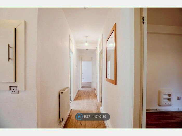 3 Bedroom Flat To Rent In Broadway House, London, E8