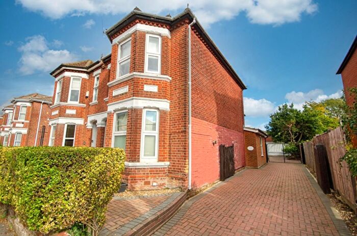 3 Bedroom Semi-Detached House For Sale In Bullar Road, Southampton, SO18