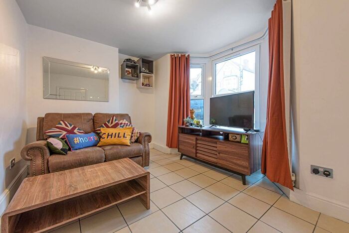 1 Bedroom Flat For Sale In Beaconsfield Road, Friern Barnet, London, N11