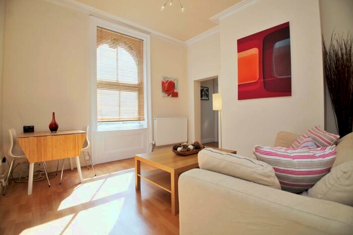 2 Bedroom Flat To Rent In Western Elms Avenue, Reading, Berkshire, RG30