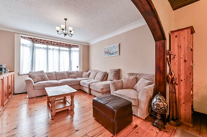 4 Bedroom Terraced House For Sale In Dorchester Avenue, Palmers Green, London, N13