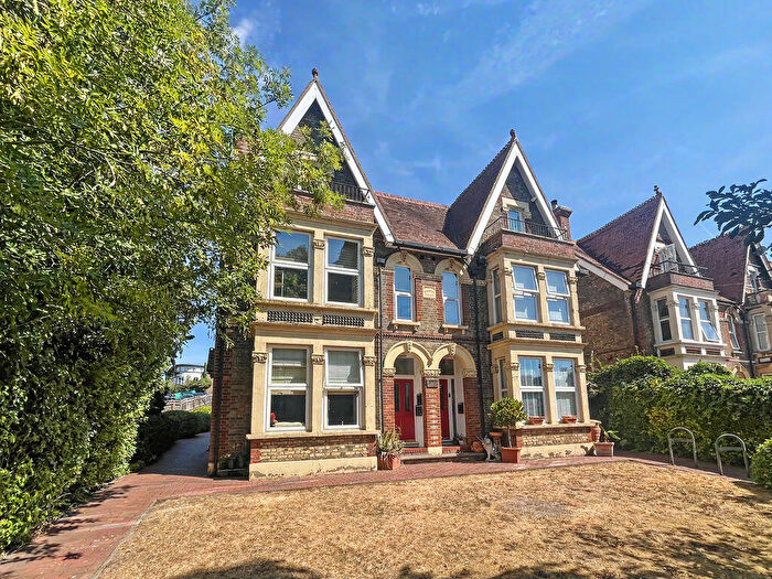1 Bedroom Apartment For Sale In London Road - St Floor - Walk To Station, HP11