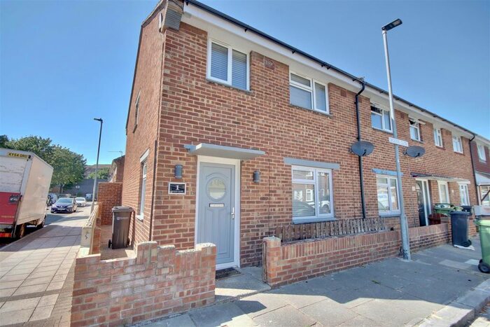 3 Bedroom End Of Terrace House To Rent In Dickens Close, Portsmouth, PO2