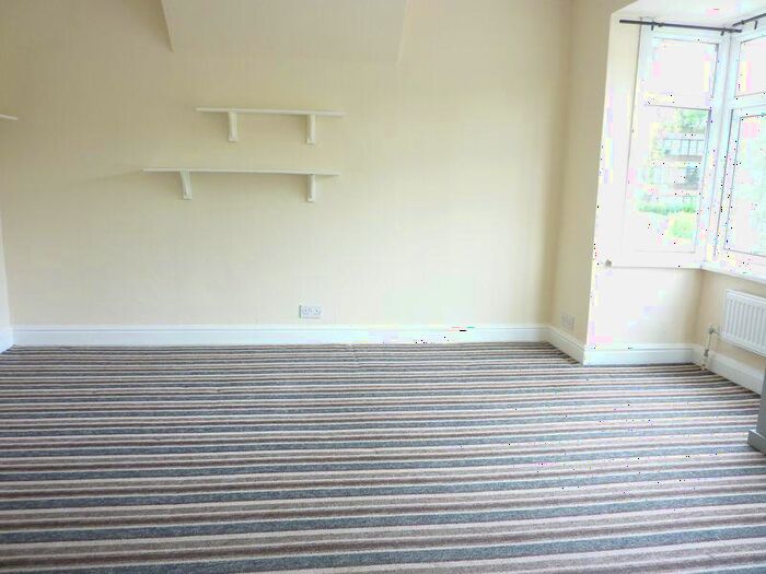Flat To Rent In Brighton Road, Purley, CR8