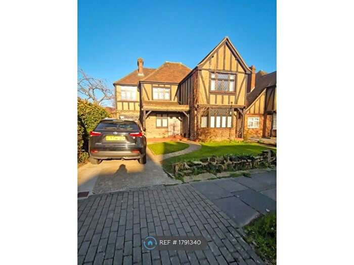 5 Bedroom Detached House To Rent In Green Lane, Edgware, HA8