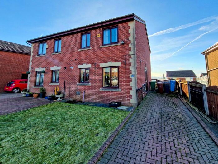 3 Bedroom Semi-Detached House To Rent In Locking Gate Rise, Oldham, OL4