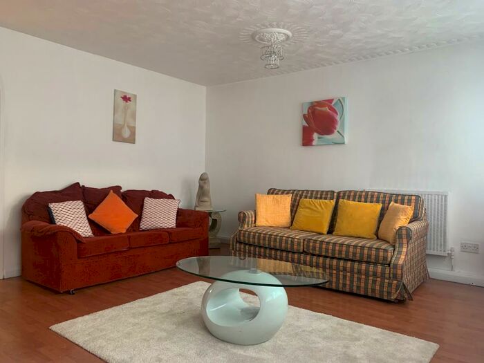 2 Bedroom Flat To Rent In Lawrence Close, Bow, E3