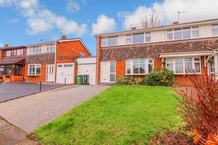 3 Bedroom Semi-Detached House To Rent In Poukhill Close, Walsall, WS2
