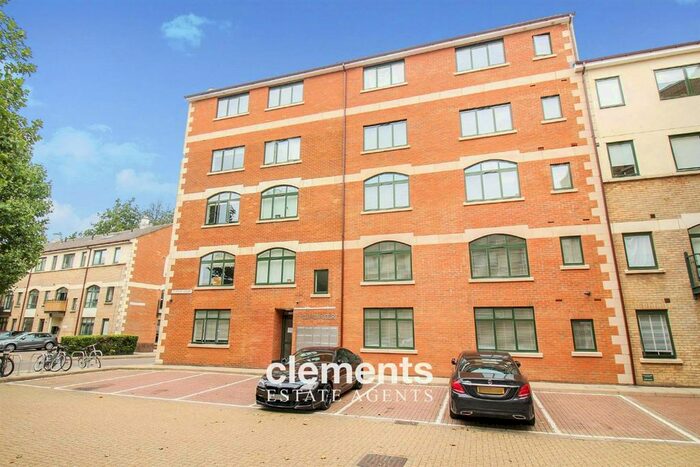 1 Bedroom Flat To Rent In Corner Hall, Hemel Hempstead, HP3