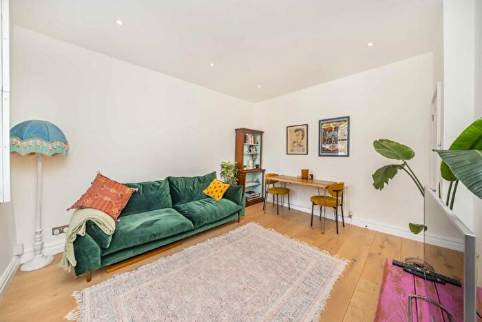 1 Bedroom Flat For Sale In Louvaine Road, Wandsworth, SW11