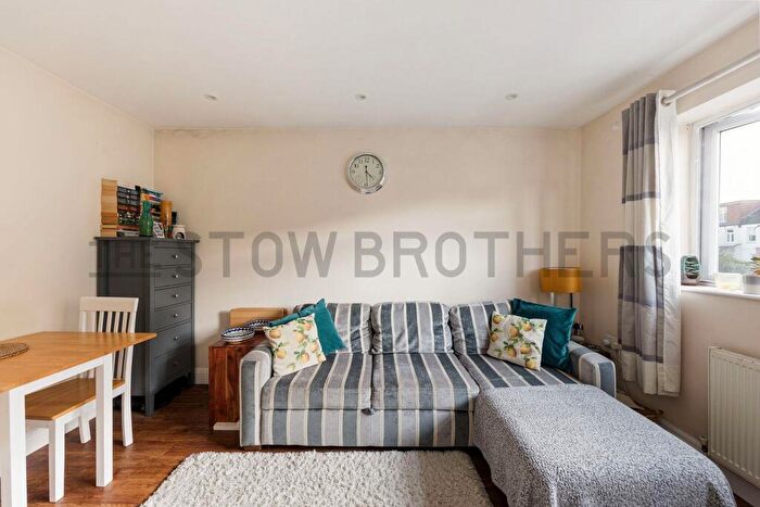 1 Bedroom Flat To Rent In Wigram Road, Wanstead, E11