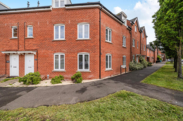 2 Bedroom Apartment For Sale In Dydale Road, Taw Hill, Swindon, SN25