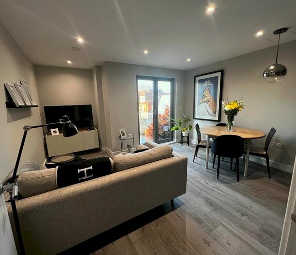 2 Bedroom Flat To Rent In Queens Road, Weybridge, KT13