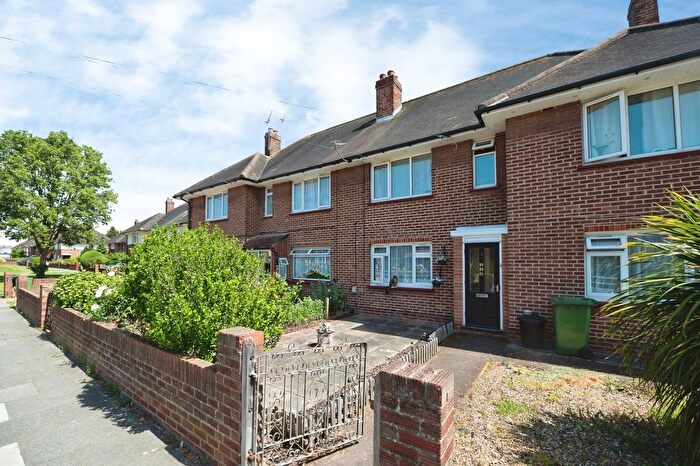 2 Bedroom Maisonette For Sale In Cross Road, Mawneys, Romford, RM7