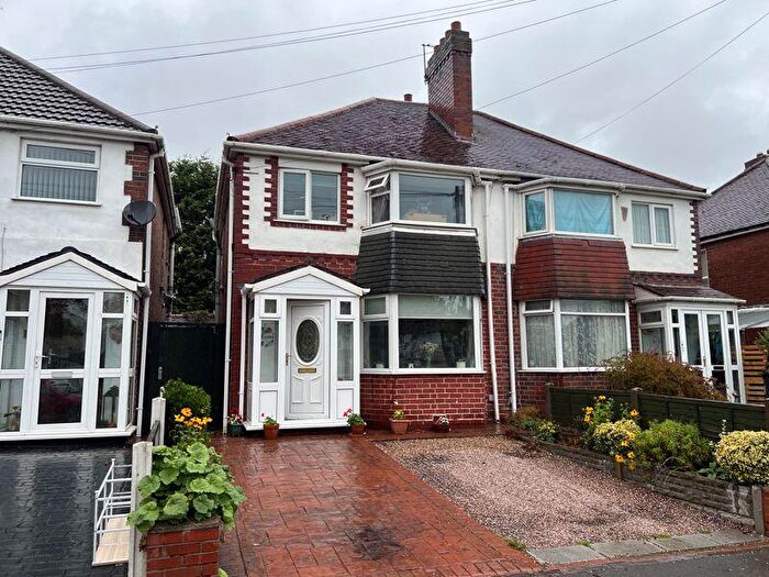 3 Bedroom Semi-Detached House For Sale In Kingstanding Road, Kingstanding, Birmingham, B44
