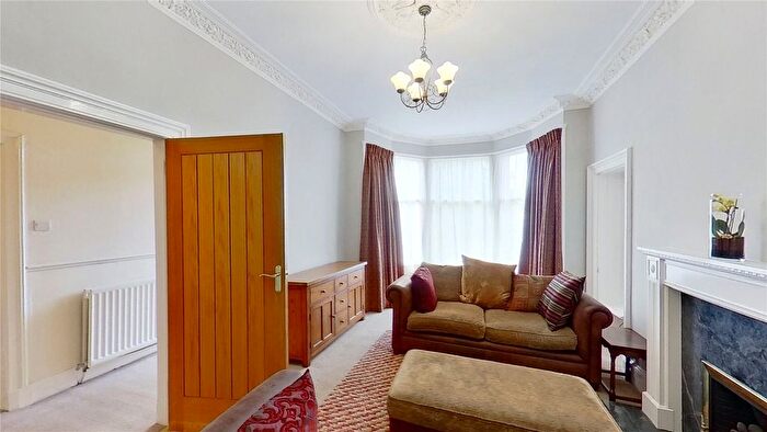 2 Bedroom Flat To Rent In Dalziel Place, Edinburgh, EH7