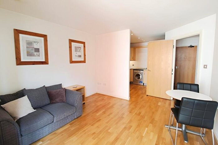 1 Bedroom Flat To Rent In Whitehall Quay, Leeds, West Yorkshire, LS1