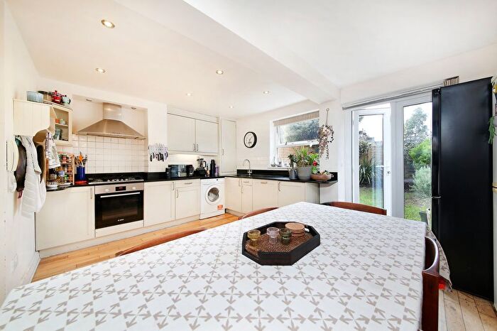 1 Bedroom Flat To Rent In Grayshott Road, The Shaftesbury Estate, SW11